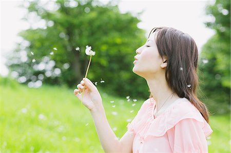 face woman lighting - Japanese woman blowing on a Dandelion Foto de stock - Con derechos protegidos, Código: 859-06710947