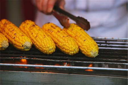 fire in hands - Grilled corn Foto de stock - Con derechos protegidos, Código: 859-06710950