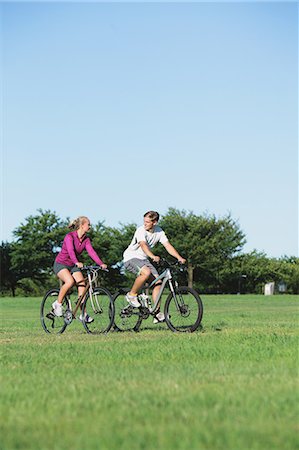 Couple riding mountain bikes in a park Stockbilder - Lizenzpflichtiges, Bildnummer: 859-06711041