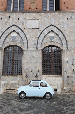 simsearch:859-06711120,k - Building and car in Siena, Italy Foto de stock - Direito Controlado, Número: 859-06711124