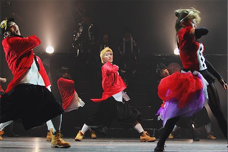 performers on stage - Group of dancers performing Foto de stock - Con derechos protegidos, Código: 859-06711136