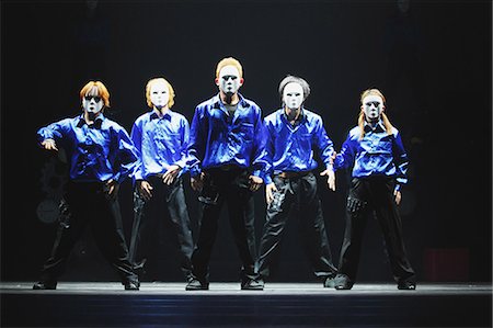 performers on stage - Group of dancers wearing masks Foto de stock - Con derechos protegidos, Código: 859-06711139