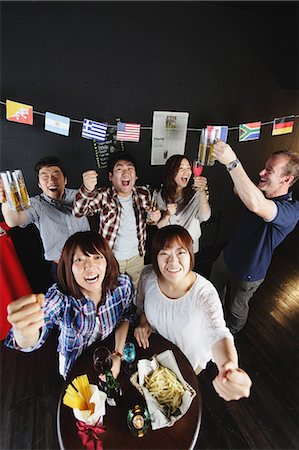 simsearch:859-06711143,k - Young people cheering in a bar Photographie de stock - Rights-Managed, Code: 859-06711149