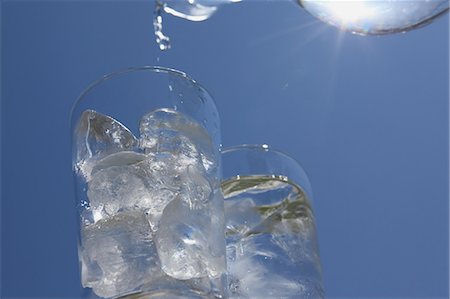 es einfach haben - Two glasses of water and blue sky Stockbilder - Lizenzpflichtiges, Bildnummer: 859-06808246
