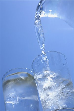 Two glasses of water and blue sky Stockbilder - Lizenzpflichtiges, Bildnummer: 859-06808248