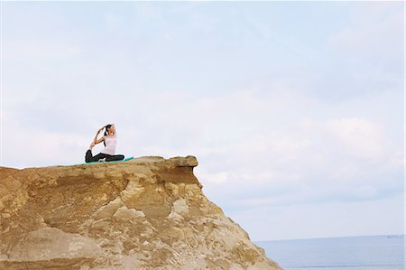 simsearch:622-06964286,k - Woman practicing Yoga on a cliff Stockbilder - Lizenzpflichtiges, Bildnummer: 859-06808478