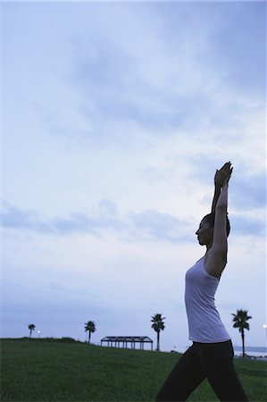 simsearch:622-06964286,k - Woman practicing Yoga on grassland Stockbilder - Lizenzpflichtiges, Bildnummer: 859-06808485