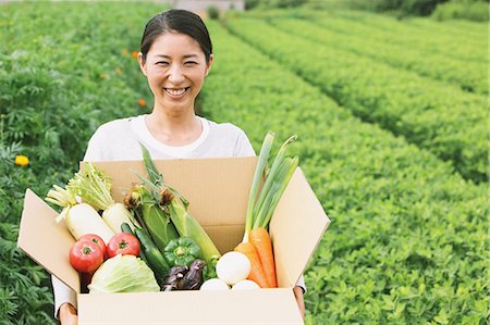 simsearch:859-06808617,k - Woman with vegetables smiling at camera Foto de stock - Direito Controlado, Número: 859-06808481