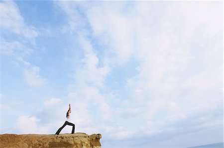 simsearch:859-06808617,k - Woman practicing Yoga on a cliff Foto de stock - Direito Controlado, Número: 859-06808576