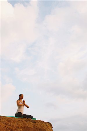 simsearch:622-06964286,k - Woman practicing Yoga on a cliff Stockbilder - Lizenzpflichtiges, Bildnummer: 859-06808577
