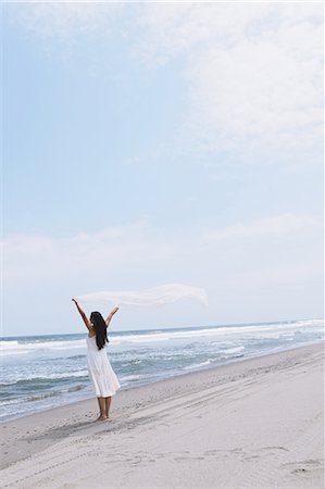 simsearch:859-06808617,k - Woman in a white dress with white cloth on the beach Foto de stock - Direito Controlado, Número: 859-06808599