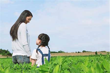 simsearch:859-06808617,k - Mother and daughter in a vegetable field Foto de stock - Direito Controlado, Número: 859-06808611