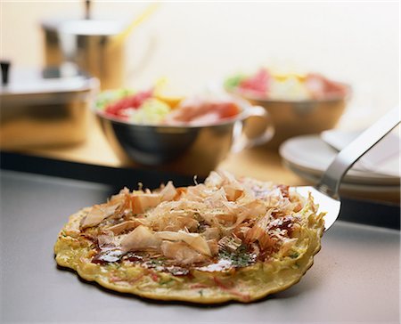 popular - Japanese-style Okonomiyaki pancake Foto de stock - Con derechos protegidos, Código: 859-06808717