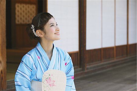 simsearch:622-07743564,k - Japanese woman in a Yukata smiling away Foto de stock - Direito Controlado, Número: 859-06824584