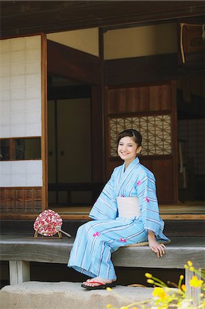 Woman in a Yukata cooling off in a veranda Foto de stock - Con derechos protegidos, Código: 859-06824585