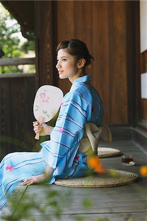 simsearch:622-07743564,k - Woman in a Yukata cooling off in a veranda Foto de stock - Direito Controlado, Número: 859-06824586