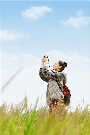 spazierengehen - Young girl with camera on grassland Stockbilder - Lizenzpflichtiges, Bildnummer: 859-06824599