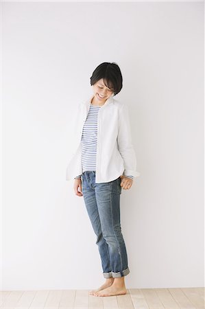 simsearch:859-06824638,k - Young woman in jeans and white shirt Fotografie stock - Rights-Managed, Codice: 859-06824626