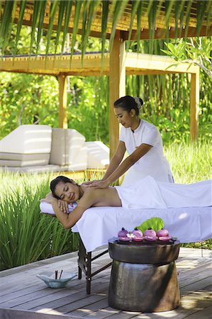 resort outdoor bed - Woman Enjoying Massage in Exotic Resort Foto de stock - Con derechos protegidos, Código: 859-07495109