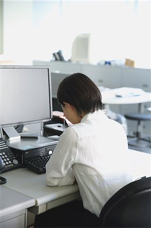 simsearch:859-09155276,k - Japanese young businesswoman depressed at her office desk Foto de stock - Con derechos protegidos, Código: 859-07711051