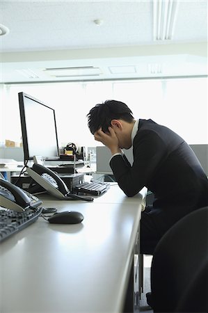 simsearch:859-06537734,k - Japanese young businessman depressed at his office desk Fotografie stock - Rights-Managed, Codice: 859-07711060