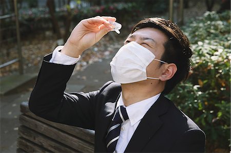 Sick Japanese young businessman in a suit at the park Photographie de stock - Rights-Managed, Code: 859-07711110