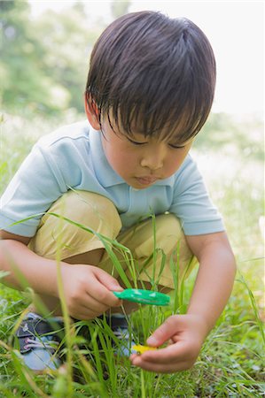 pesquisa de campo - Japanese kid in a city park Foto de stock - Direito Controlado, Número: 859-08067037