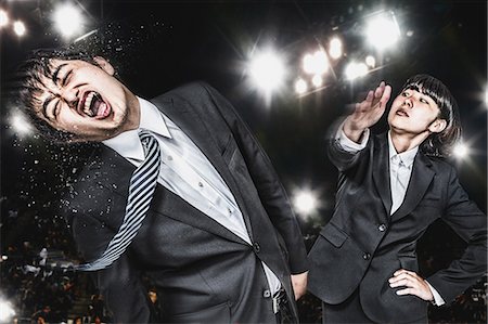 etwas ausdrücken (zum ausdruck bringen) - Japanese businessmen fighting extremely Stockbilder - Lizenzpflichtiges, Bildnummer: 859-08067030