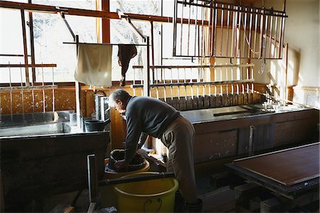 Japanese traditional paper craftsman working in his studio Foto de stock - Direito Controlado, Número: 859-08173138