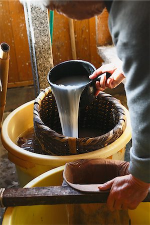 eimer - Japanese traditional paper craftsman working in his studio Stockbilder - Lizenzpflichtiges, Bildnummer: 859-08173140