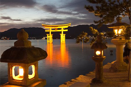 portão de torii - Hiroshima Prefecture, Japan Foto de stock - Direito Controlado, Número: 859-08357868