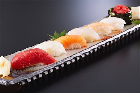 simsearch:859-03840117,k - Sushi plate on black desk Stockbilder - Lizenzpflichtiges, Bildnummer: 859-08384631