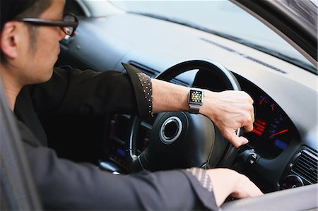 Japanese man in the car with wearable smart watch Stockbilder - Lizenzpflichtiges, Bildnummer: 859-08384661