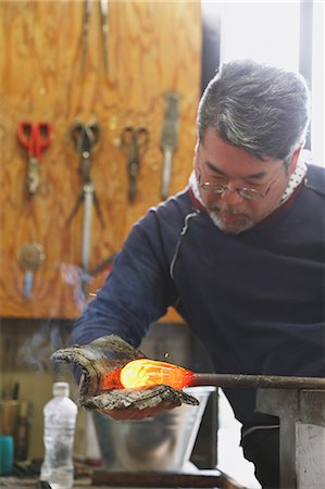 Japanese glass artisan working in the studio Photographie de stock - Rights-Managed, Code: 859-08384711