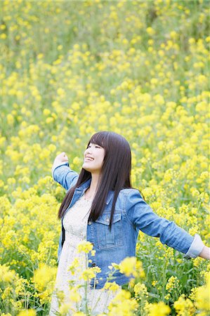 simsearch:859-08704133,k - Attractive young Japanese woman in a rapeseed field Stock Photo - Rights-Managed, Code: 859-08704149