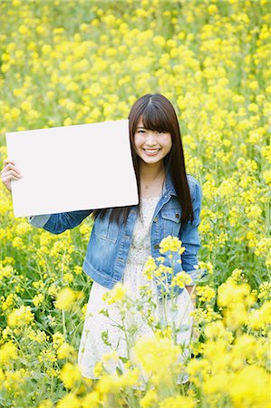 simsearch:859-08704133,k - Attractive young Japanese woman in a rapeseed field Stock Photo - Rights-Managed, Code: 859-08704153