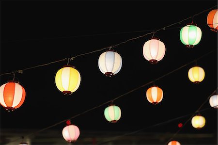 simsearch:851-02961196,k - Paper lanterns at Japanese traditional Bon Odori festival Fotografie stock - Rights-Managed, Codice: 859-08805950