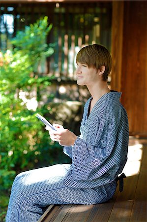 simsearch:859-08887564,k - Caucasian man wearing yukata in traditional Japanese house Stockbilder - Lizenzpflichtiges, Bildnummer: 859-08887555