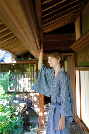 simsearch:859-08887564,k - Caucasian man wearing yukata in traditional Japanese house Stockbilder - Lizenzpflichtiges, Bildnummer: 859-08887556
