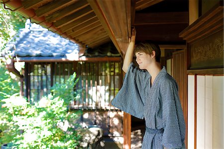 simsearch:859-08887564,k - Caucasian man wearing yukata in traditional Japanese house Stockbilder - Lizenzpflichtiges, Bildnummer: 859-08887557
