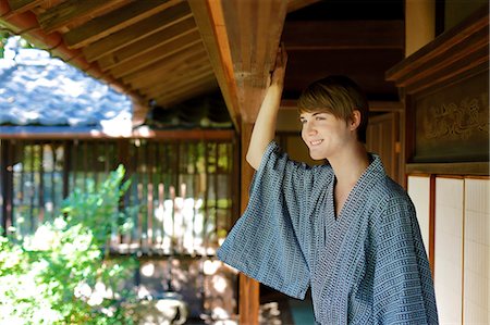 simsearch:859-08887564,k - Caucasian man wearing yukata in traditional Japanese house Stockbilder - Lizenzpflichtiges, Bildnummer: 859-08887558