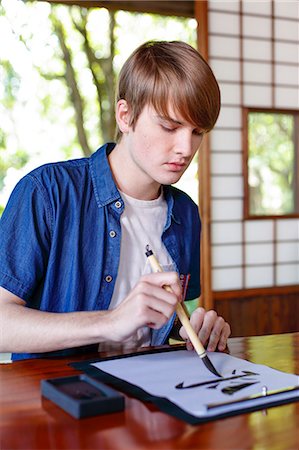 simsearch:859-08887564,k - Caucasian man practicing calligraphy at traditional Japanese house Stockbilder - Lizenzpflichtiges, Bildnummer: 859-08887568