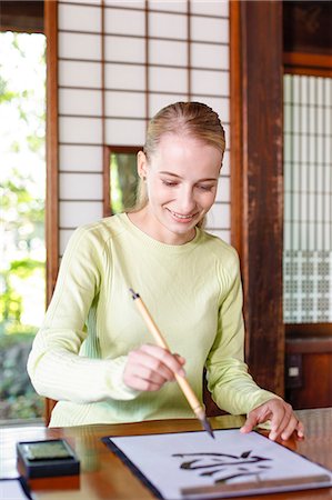 simsearch:859-08993830,k - Caucasian woman practicing calligraphy at traditional Japanese house Foto de stock - Con derechos protegidos, Código: 859-08887569