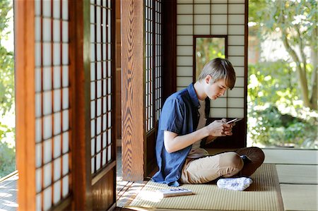 simsearch:859-08887564,k - Caucasian man in traditional Japanese house Stockbilder - Lizenzpflichtiges, Bildnummer: 859-08887562