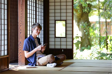 Caucasian man in traditional Japanese house Photographie de stock - Rights-Managed, Code: 859-08887600