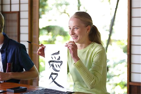 simsearch:859-08887564,k - Caucasian woman practicing calligraphy at traditional Japanese house Stockbilder - Lizenzpflichtiges, Bildnummer: 859-08887612