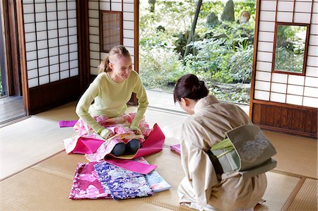 simsearch:859-09155330,k - Caucasian woman wearing yukata at traditional Japanese house Photographie de stock - Rights-Managed, Code: 859-08887635