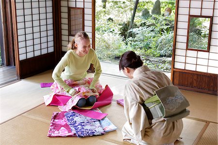 simsearch:859-08993835,k - Caucasian woman wearing yukata at traditional Japanese house Photographie de stock - Rights-Managed, Code: 859-08887635