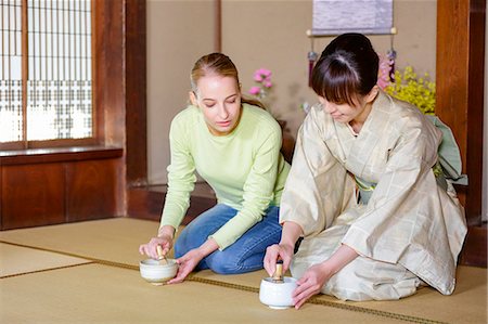 simsearch:859-08887641,k - Caucasian woman enjoying tea ceremony at traditional Japanese house Foto de stock - Direito Controlado, Número: 859-08887630