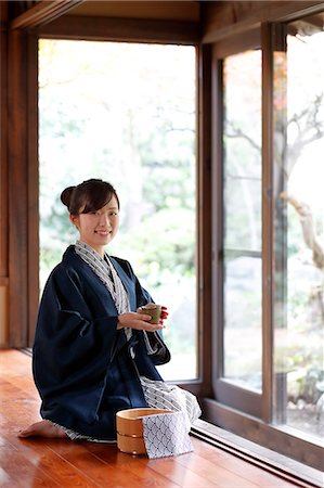 Japanese woman wearing a yukata at traditional ryokan, Tokyo, Japan Foto de stock - Con derechos protegidos, Código: 859-08993785